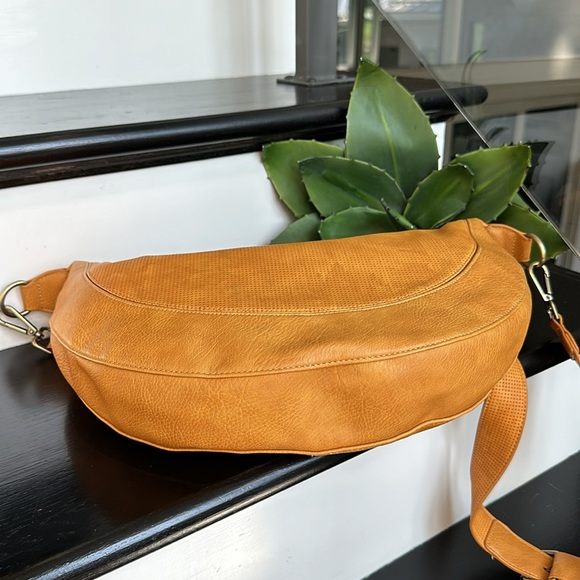 Anthropology urban genuine leather Crossbody shoulder handbag purse cresent - Picture 6 of 9